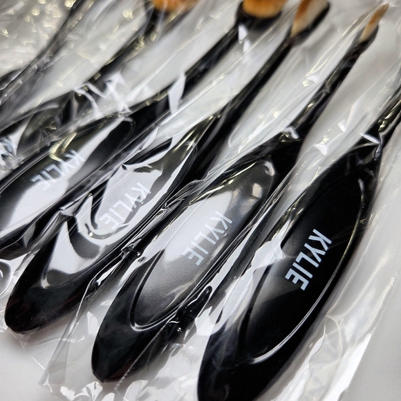 Kylie Black and Brown Makeup Brush Set - Picture 4 of 4